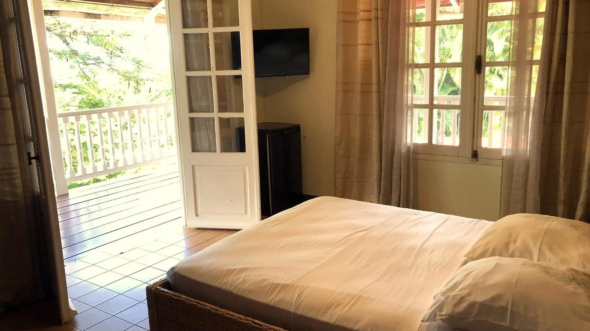 Between Us : Chambres D'Hotes A Saint Joseph Saint-Joseph
